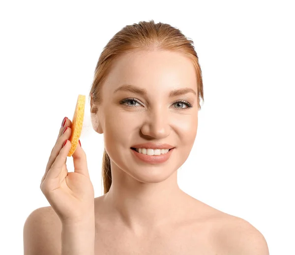 Mulher Bonita Com Esponja Maquiagem Fundo Branco — Fotografia de Stock