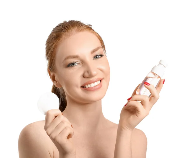 Vacker Kvinna Med Makeup Svamp Och Flaska Kosmetika Vit Bakgrund — Stockfoto