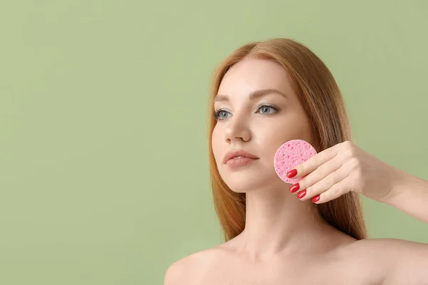 Vacker Kvinna Med Makeup Svamp Färg Bakgrund — Stockfoto