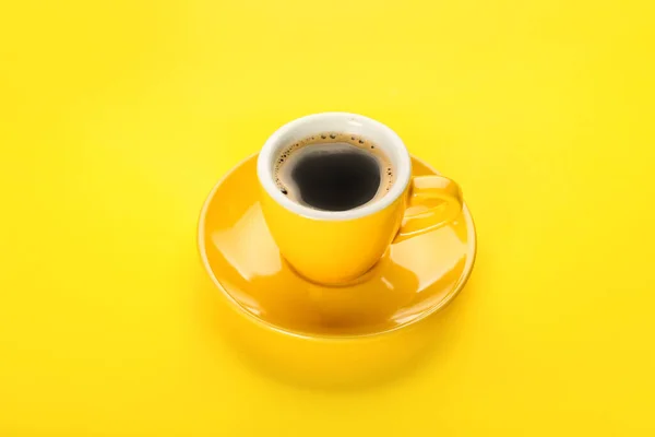 Tasse Heißen Kaffee Auf Gelbem Hintergrund — Stockfoto