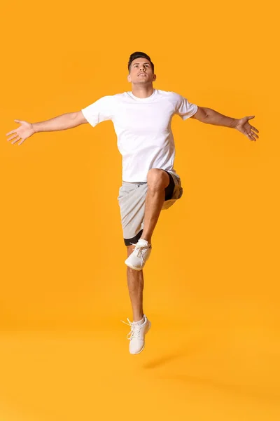 Sporty Jumping Young Man Color Background — Stock Photo, Image