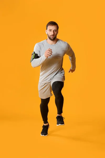 Sportowy Męski Biegacz Tle Koloru — Zdjęcie stockowe