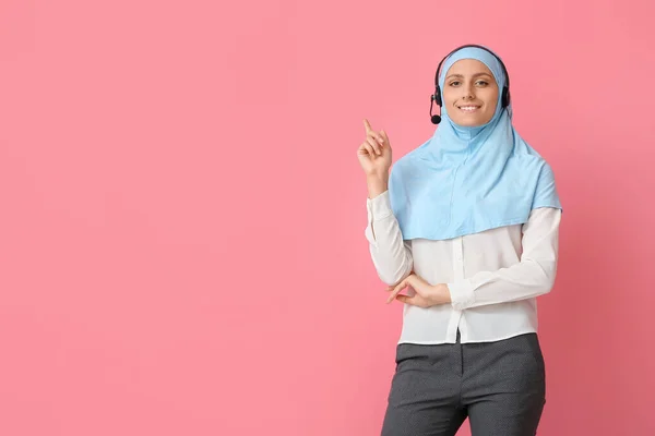 Muslim Secretary Headset Pointing Something Color Background — Stock Photo, Image