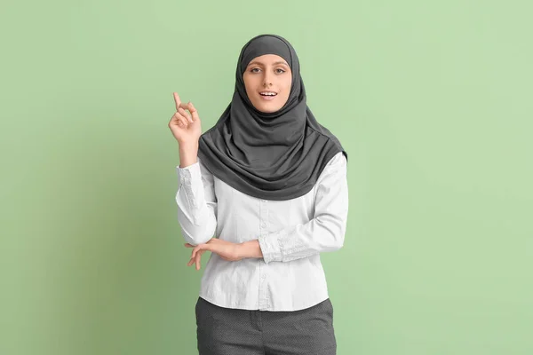 Muzułmańska Sekretarka Wskazująca Coś Tle Koloru — Zdjęcie stockowe