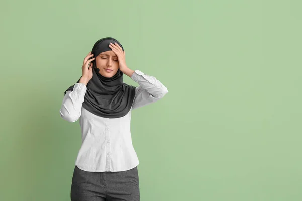 Gestresste Muslimische Sekretärin Mit Headset Auf Farbigem Hintergrund — Stockfoto