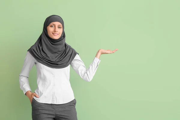 Muslimský Tajemník Ukazuje Něco Barevném Pozadí — Stock fotografie