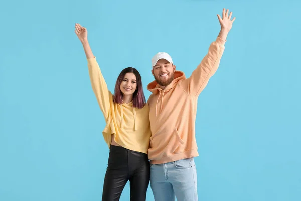 Cool Pareja Joven Feliz Sudaderas Con Capucha Sobre Fondo Color — Foto de Stock