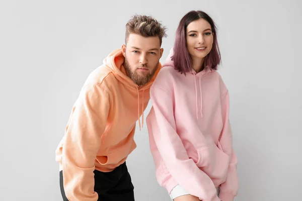 Cool Young Couple Hoodies Light Background — Stock Photo, Image