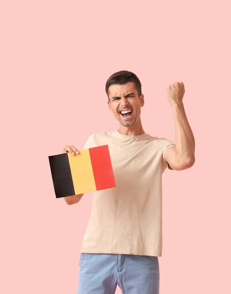 Счастливый Человек Флагом Бельгии Цветном Фоне — стоковое фото