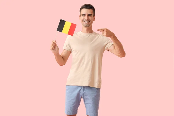 Junger Mann Mit Belgischer Flagge Auf Farbigem Hintergrund — Stockfoto
