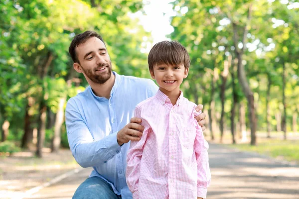 Padre Con Hijito Parque — Foto de Stock