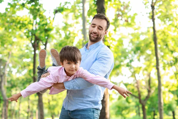 小男孩和他的父亲在公园里玩得很开心 — 图库照片