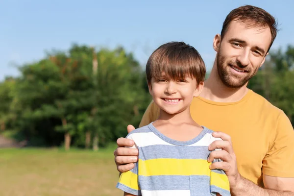 Niño Pequeño Con Padre Parque —  Fotos de Stock