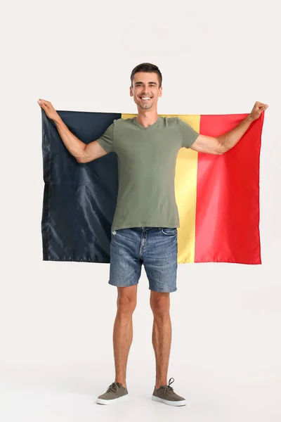 浅色背景的拿比利时国旗的年轻人 — 图库照片