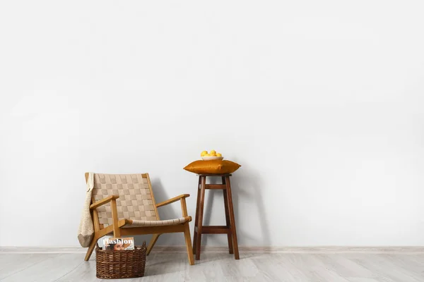 Wygodny Fotel Stołek Wiklinowy Kosz Przy Lekkiej Ścianie Wnętrzu Pokoju — Zdjęcie stockowe