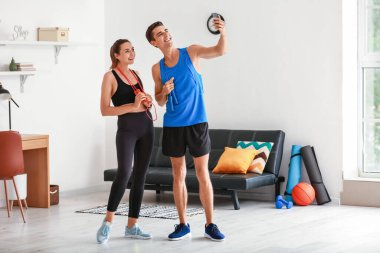 Sportif genç çift evde selfie çekiyor.