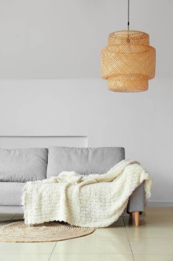 Beyaz duvarın yanındaki modern kanepe.