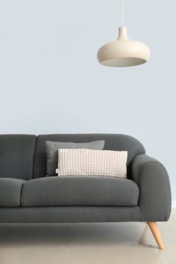 Işık duvarının yanındaki şık kanepe