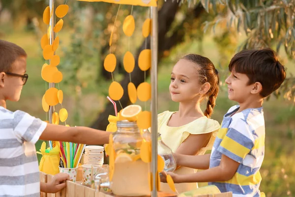 公園でレモネードを売っているかわいい子供たち — ストック写真