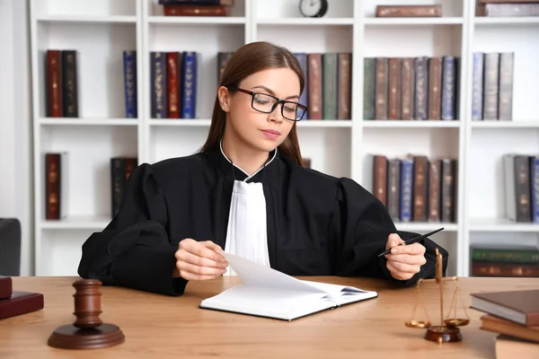 Mahkeme Masasında Çalışan Kadın Yargıç — Stok fotoğraf