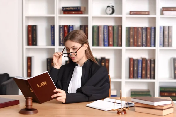 Mahkeme Salonundaki Yerinde Kitabı Olan Kadın Yargıç — Stok fotoğraf