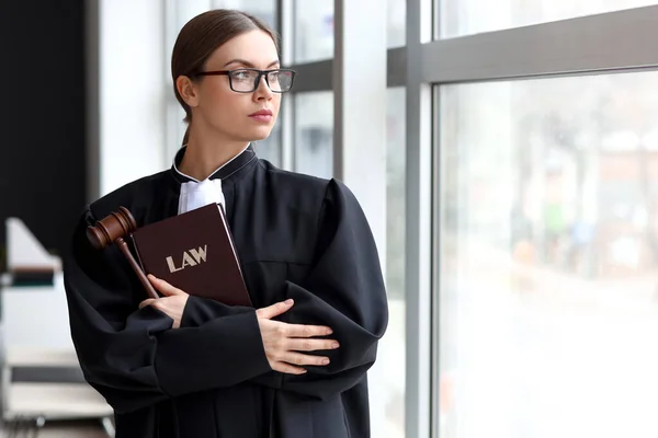 Mahkeme Salonunda Kitap Tokmakla Kadın Yargıç — Stok fotoğraf