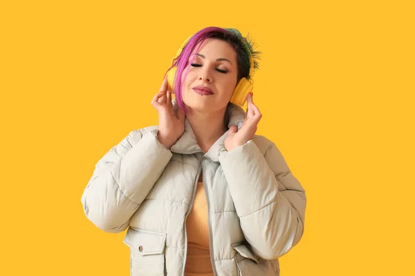 Hermosa Mujer Con Cabello Inusual Escuchando Música Sobre Fondo Amarillo — Foto de Stock