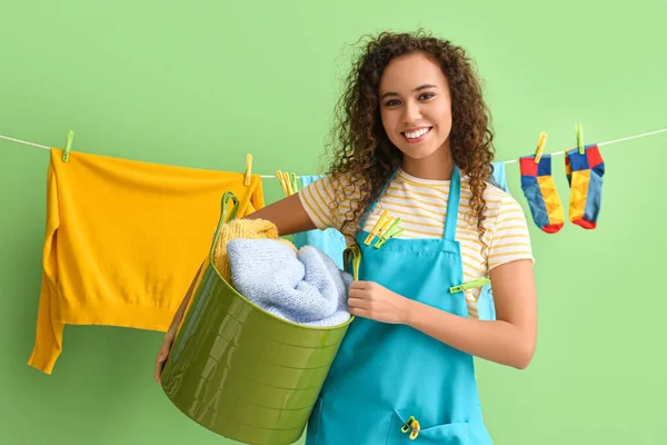 Joven Mujer Afroamericana Con Cesta Lavandería Pinzas Ropa Sobre Fondo — Foto de Stock