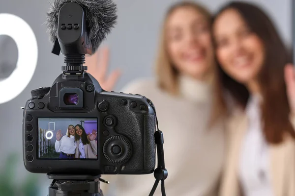 Jovens Blogueiras Moda Sexo Feminino Gravação Vídeo Estúdio Ver Através — Fotografia de Stock