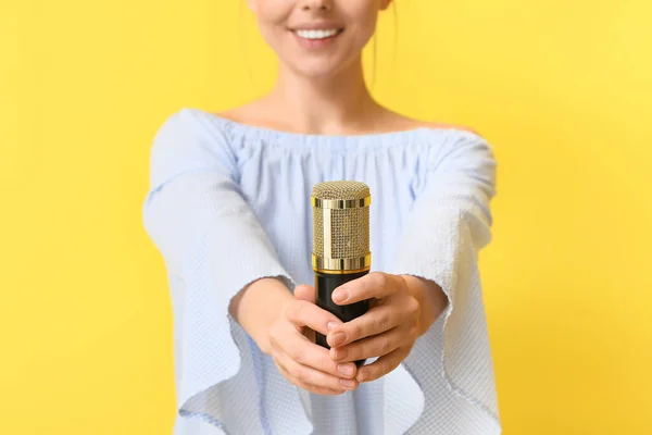 Νεαρή Γυναίκα Επαγγελματικό Μικρόφωνο Κίτρινο Φόντο Κοντινό Πλάνο — Φωτογραφία Αρχείου