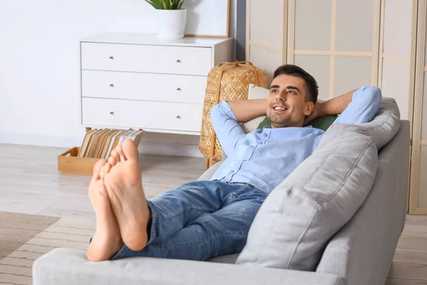 Jovem Descalço Homem Relaxante Sofá Casa — Fotografia de Stock