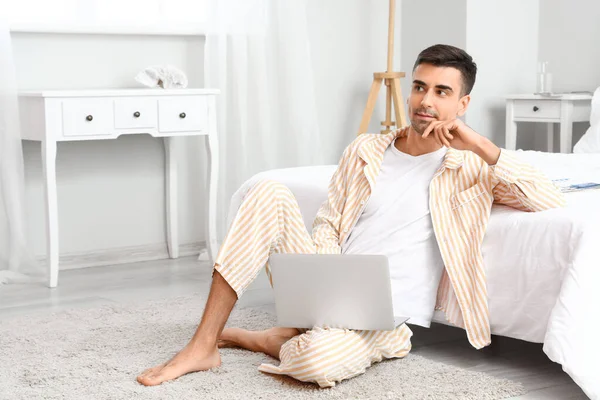 Jovem Descalço Homem Usando Laptop Quarto — Fotografia de Stock