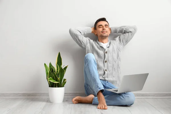 Young Barefooted Man Laptop Houseplant Light Wall — Stock Photo, Image