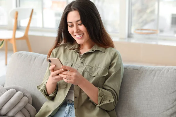 Hermosa Mujer Asiática Joven Con Teléfono Móvil Sentado Sofá Casa — Foto de Stock