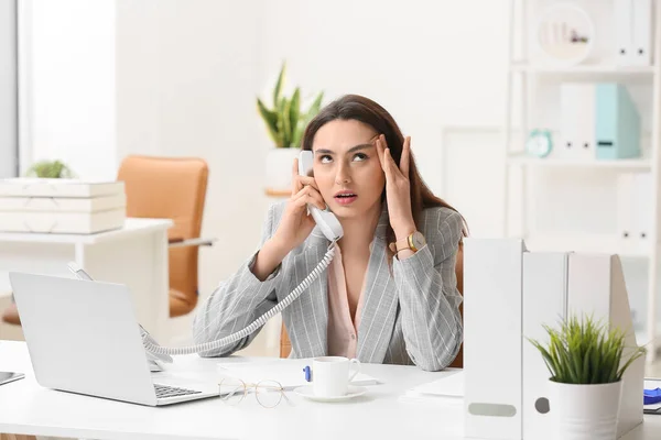 Junge Genervte Sekretärin Telefoniert Büro — Stockfoto