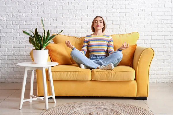 Mulher Bonita Meditando Sofá Casa — Fotografia de Stock