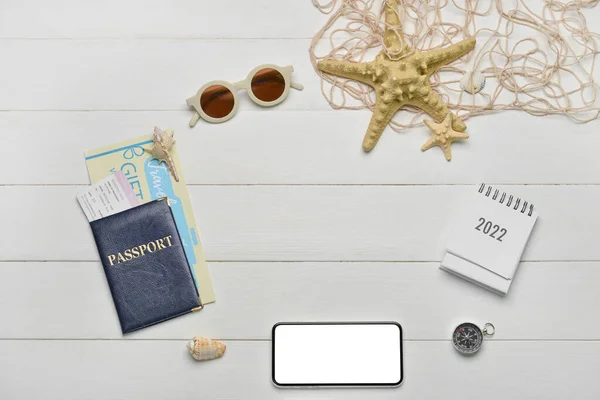 Ramka Wykonana Paszportu Telefonu Komórkowego Kalendarza Okularów Przeciwsłonecznych Białym Drewnianym — Zdjęcie stockowe