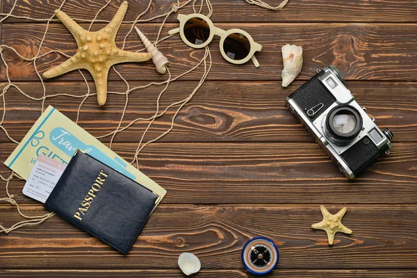 パスポート ヒトデ 写真カメラと暗い木製の背景にサングラスで作られたフレーム — ストック写真