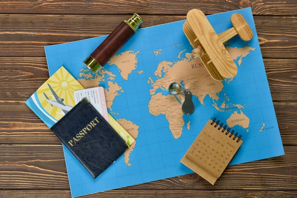 Paszport Lunetą Samolotem Kalendarzem Światową Mapą Ciemnym Drewnianym Tle — Zdjęcie stockowe
