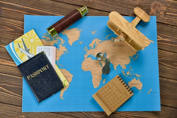 Διαβατήριο Spyglass Αεροπλάνο Ημερολόγιο Και Παγκόσμιο Χάρτη Σκούρο Ξύλινο Φόντο — Φωτογραφία Αρχείου