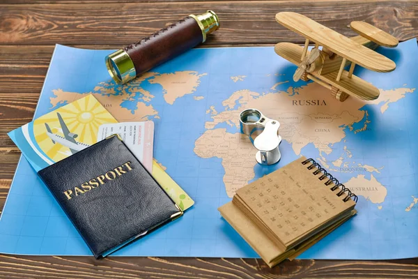 Pasaporte Con Catalejo Avión Calendario Mapa Del Mundo Sobre Fondo — Foto de Stock