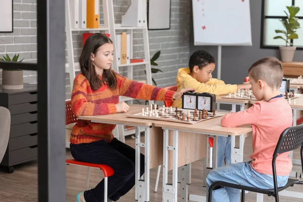 Malé Děti Hrají Šachy Během Turnaje Klubu — Stock fotografie