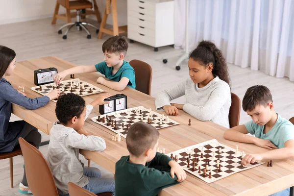 Små Barn Spelar Schack Turneringen Klubben — Stockfoto