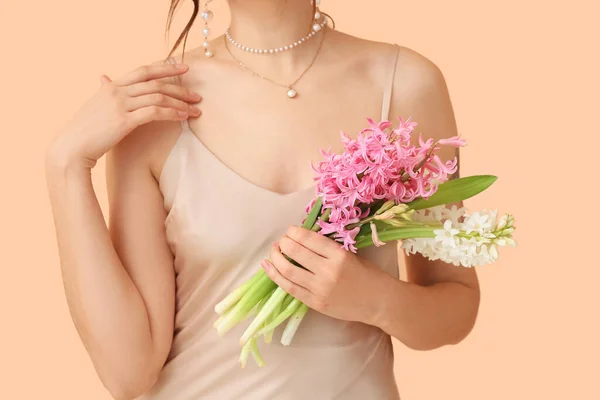 背景色にヒヤシンスの花を持つかなり若い女性 — ストック写真