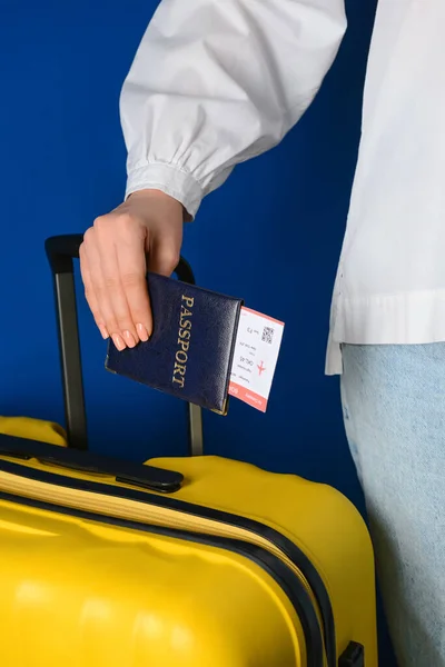 Γυναίκα Κρατώντας Βαλίτσα Διαβατήριο Και Εισιτήριο Μπλε Φόντο Κοντινό Πλάνο — Φωτογραφία Αρχείου