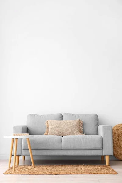 Wygodna Sofa Stół Pobliżu Białej Ściany — Zdjęcie stockowe