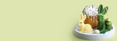 Paskalya pastası, tavşanlar ve açık renkli arkaplanda yumurtalar ve metin için boşluk ile kompozisyon