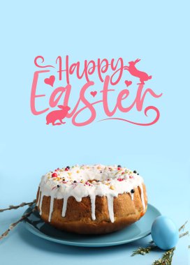 Açık mavi arkaplanda Paskalya pastası olan tebrik kartı