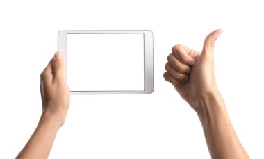 Modern tablet bilgisayarlı erkek eller beyaz arka planda baş parmak hareketi gösteriyor