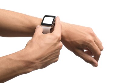 Beyaz arka planda modern akıllı kol saati olan erkek eller.